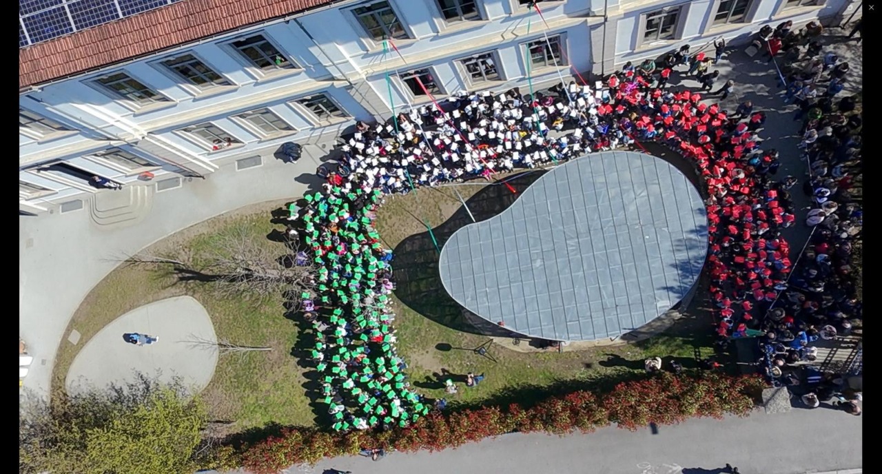 Cinquecento alunni celebrano Verdi e l’Unità d’Italia con un tricolore umano