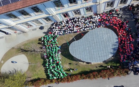 Cinquecento alunni celebrano Verdi e l’Unità d’Italia con un tricolore umano