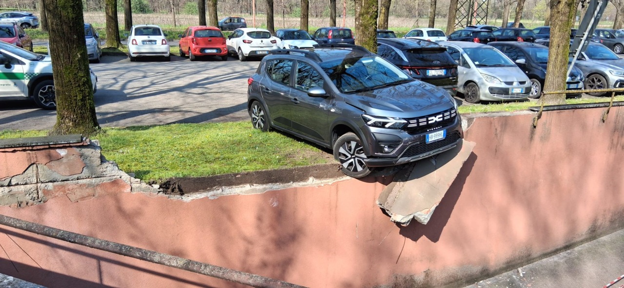 Errore di marcia: auto in bilico su rampa a Segrate