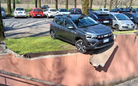 Errore di marcia: auto in bilico su rampa a Segrate