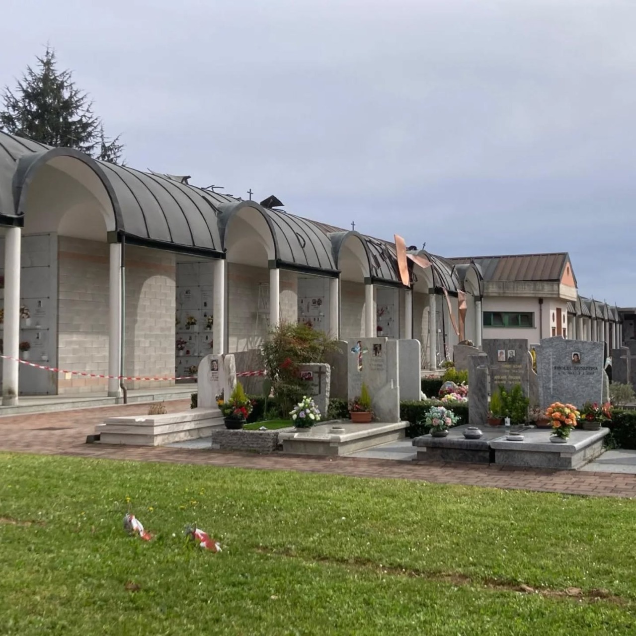 Forte vento colpisce la Martesana: cimitero di Carugate chiuso, allerta a Cologno Monzese