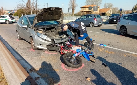 Giovane di 17 anni cade dalla moto e viene investito da un’auto