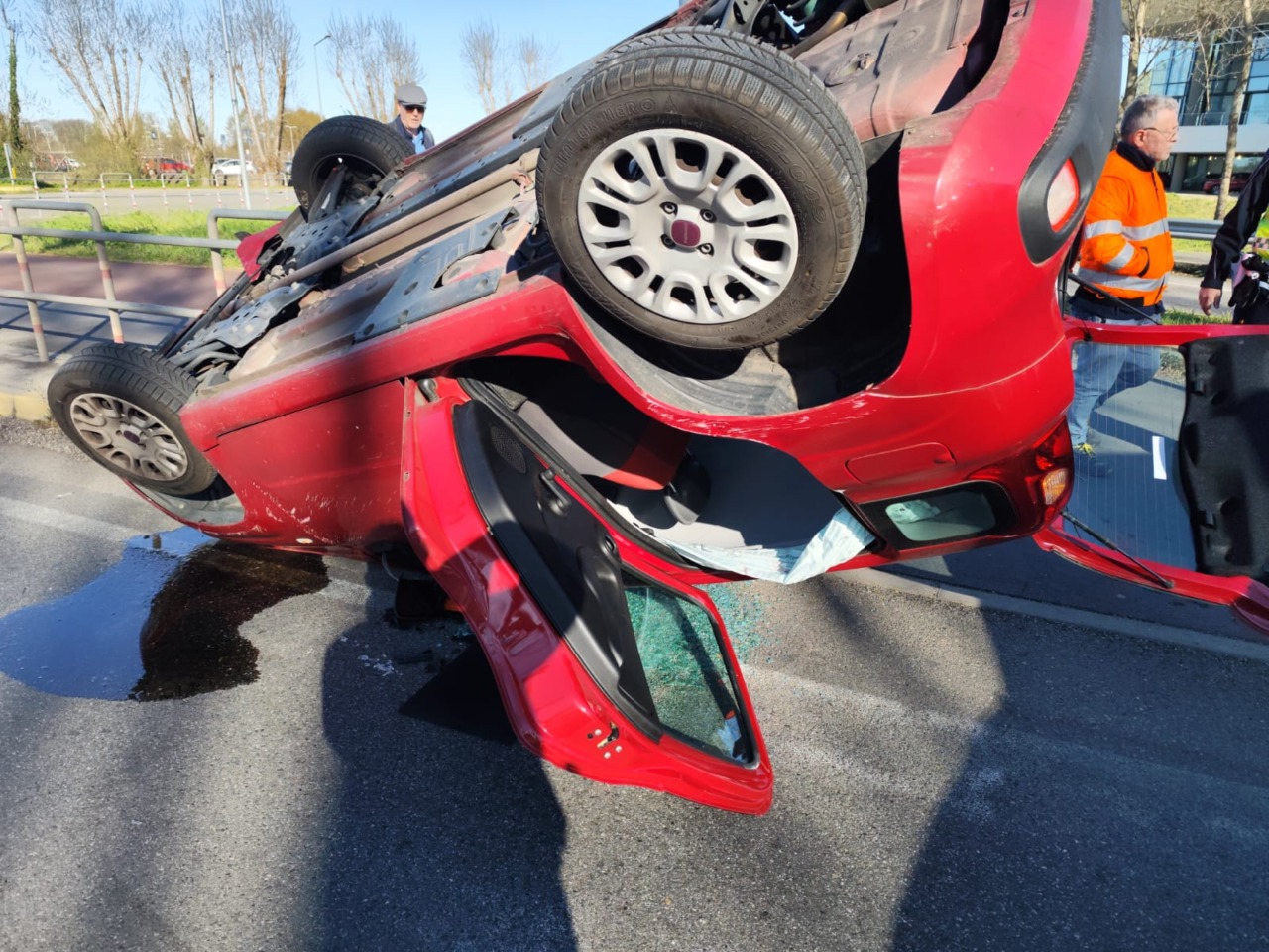 Incidente sulla Circonvallazione dell’Idroscalo: auto ribaltata dopo un tamponamento