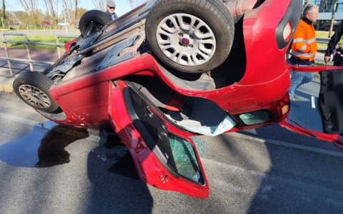 Incidente sulla Circonvallazione dell’Idroscalo: auto ribaltata dopo un tamponamento