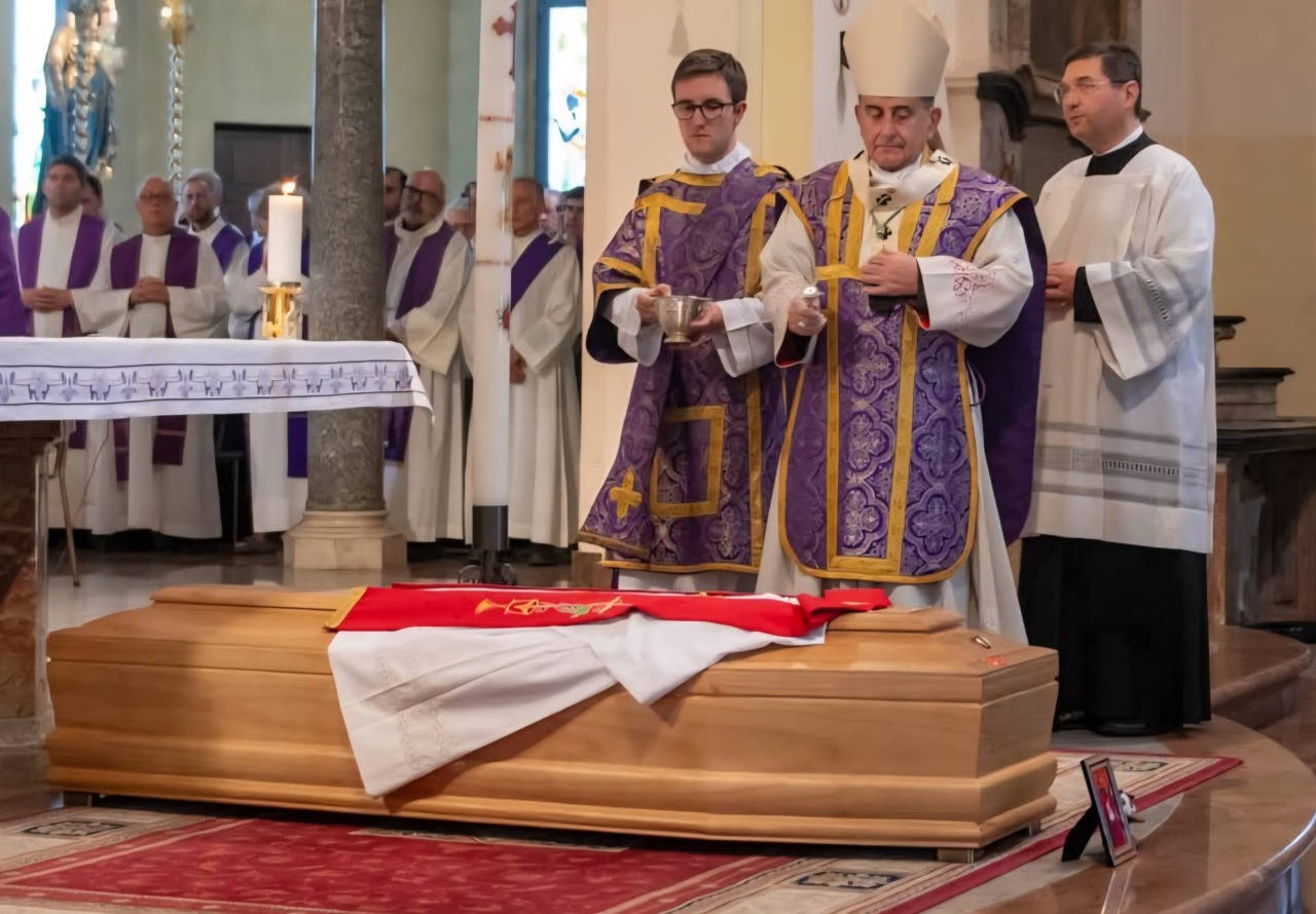 L’ultimo saluto a don Massimo Donghi: una comunità unita in lutto