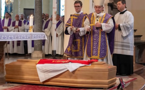 L’ultimo saluto a don Massimo Donghi: una comunità unita in lutto