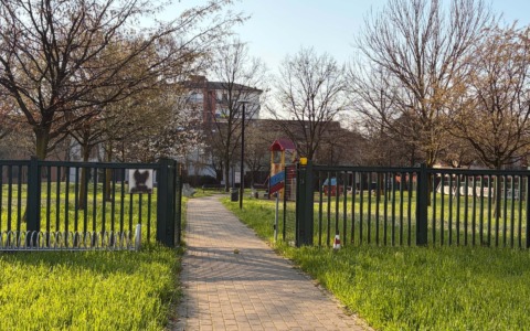 Partono i lavori per la nuova recinzione del parco di via Stradivari