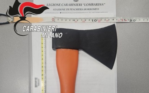 Un 18enne si presenta con un’accetta all’incontro con l’ex fidanzata di 16 anni: arrestato