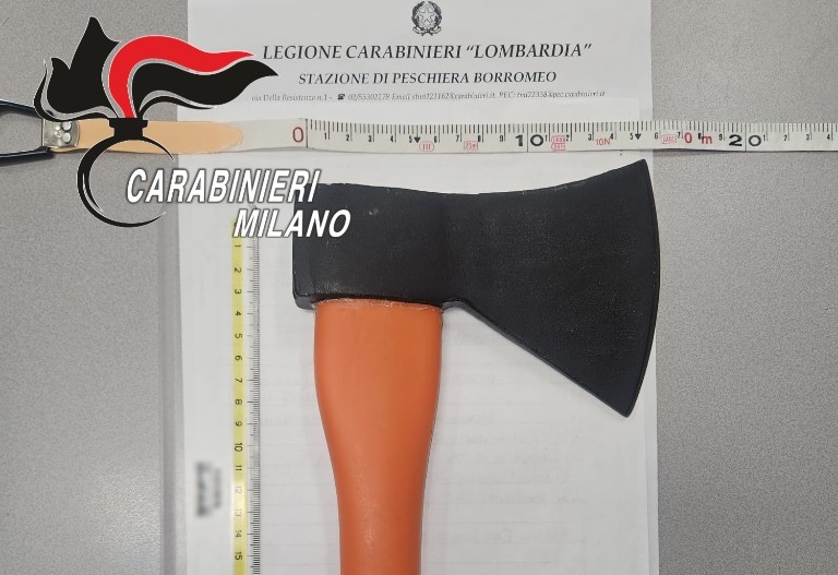 Un 18enne si presenta con un’accetta all’incontro con l’ex fidanzata di 16 anni: arrestato