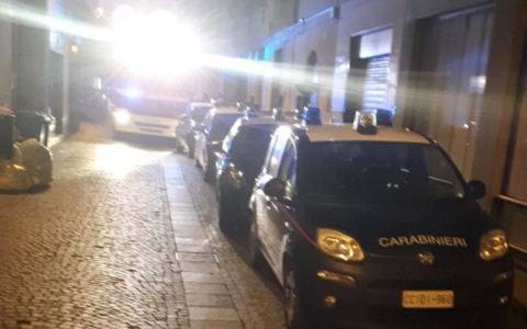 Un 25enne aggredito e rapinato con una bottiglia rotta