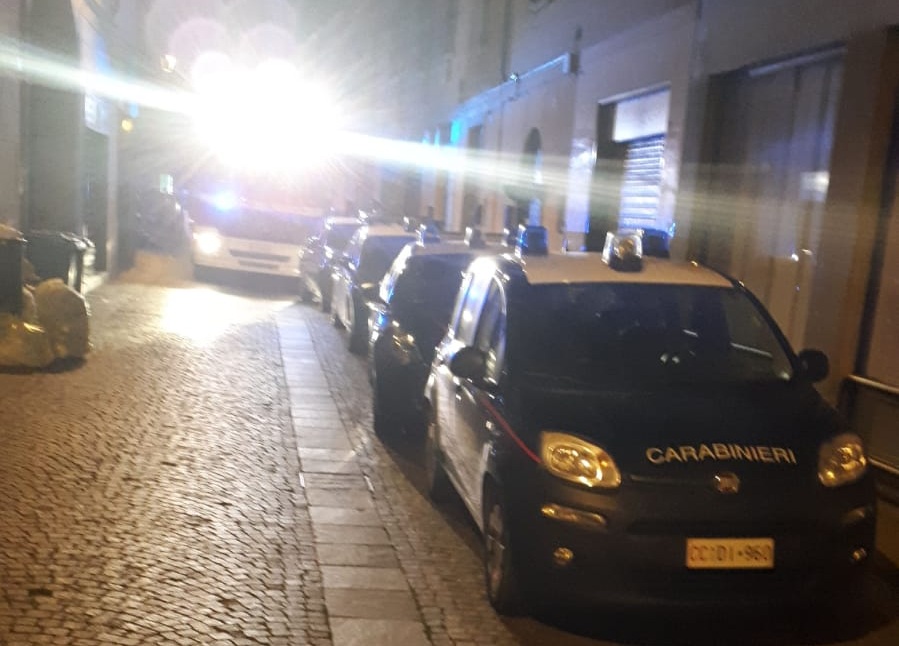 Un 25enne aggredito e rapinato con una bottiglia rotta