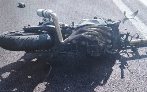 Un 28enne perde il controllo della moto e sbatte contro il guardrail