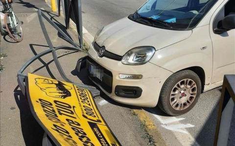 Una donna di 79 anni perde il controllo dell’auto e abbatte un cartellone