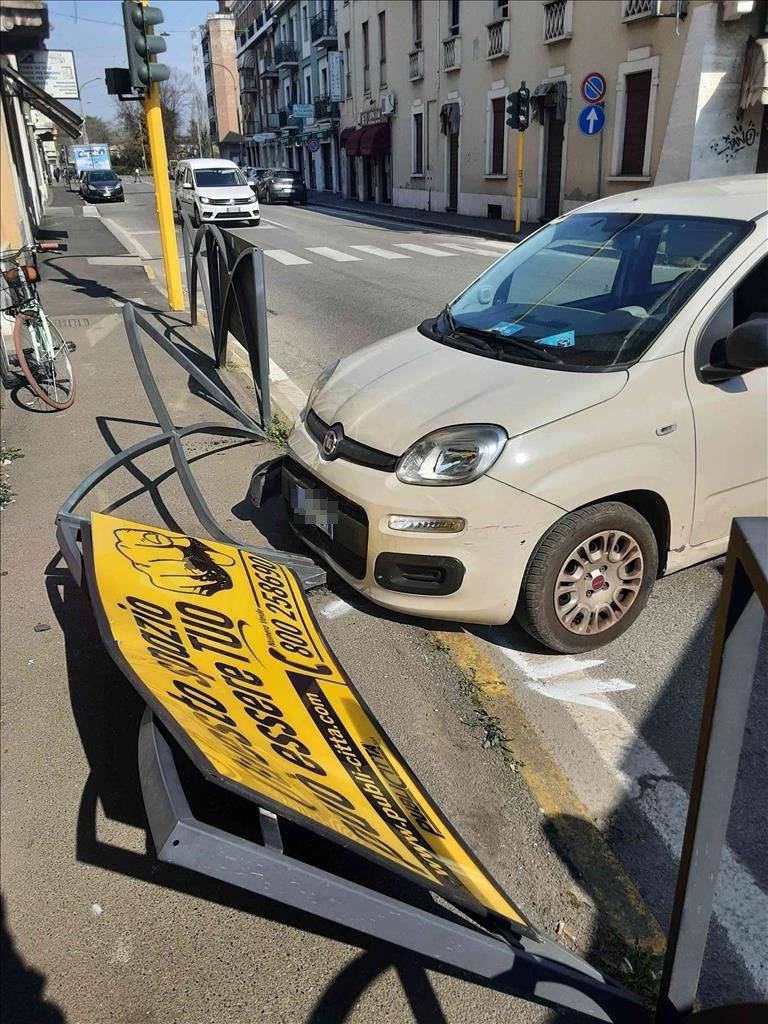 Una donna di 79 anni perde il controllo dell’auto e abbatte un cartellone