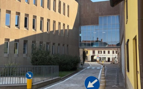 Via Cesare Battisti torna percorribile dopo i danni alla passerella del Municipio