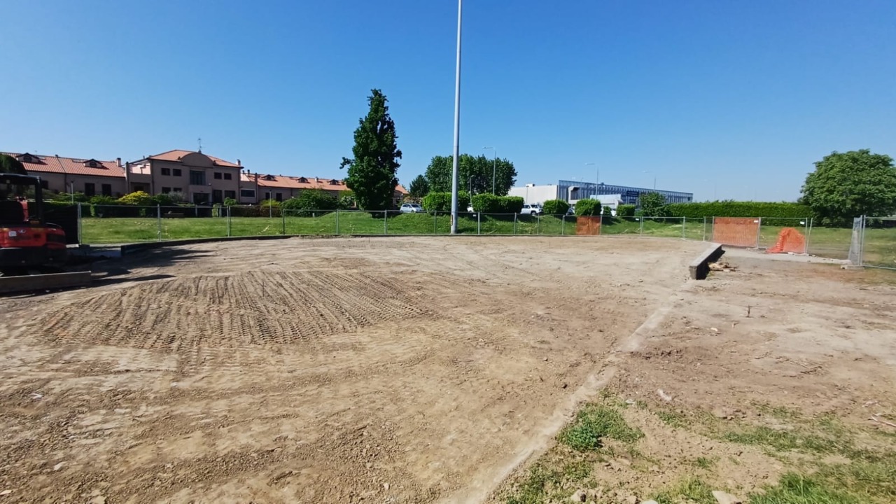 200 mq di fiori al posto della fontana abbandonata