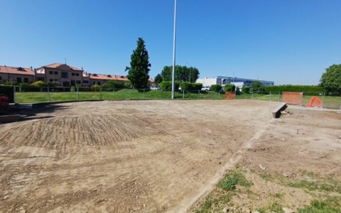 200 mq di fiori al posto della fontana abbandonata