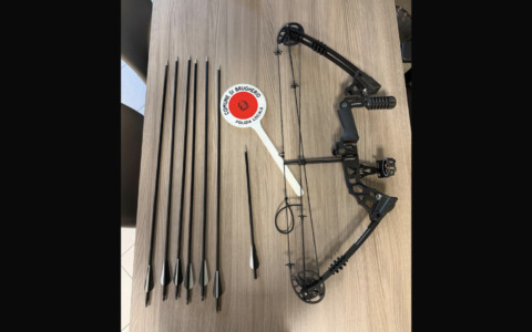 27enne lancia frecce in un parco: denunciato dalla Polizia