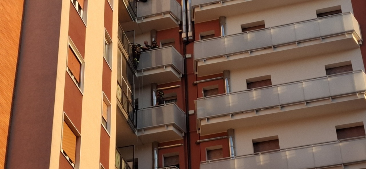 A Cassina de Pecchi, i Vigili del Fuoco superano un ostacolo per salvare un’abitazione