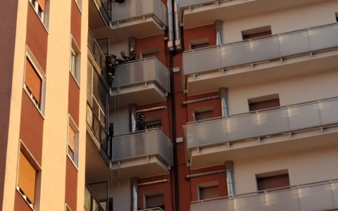 A Cassina de Pecchi, i Vigili del Fuoco superano un ostacolo per salvare un’abitazione