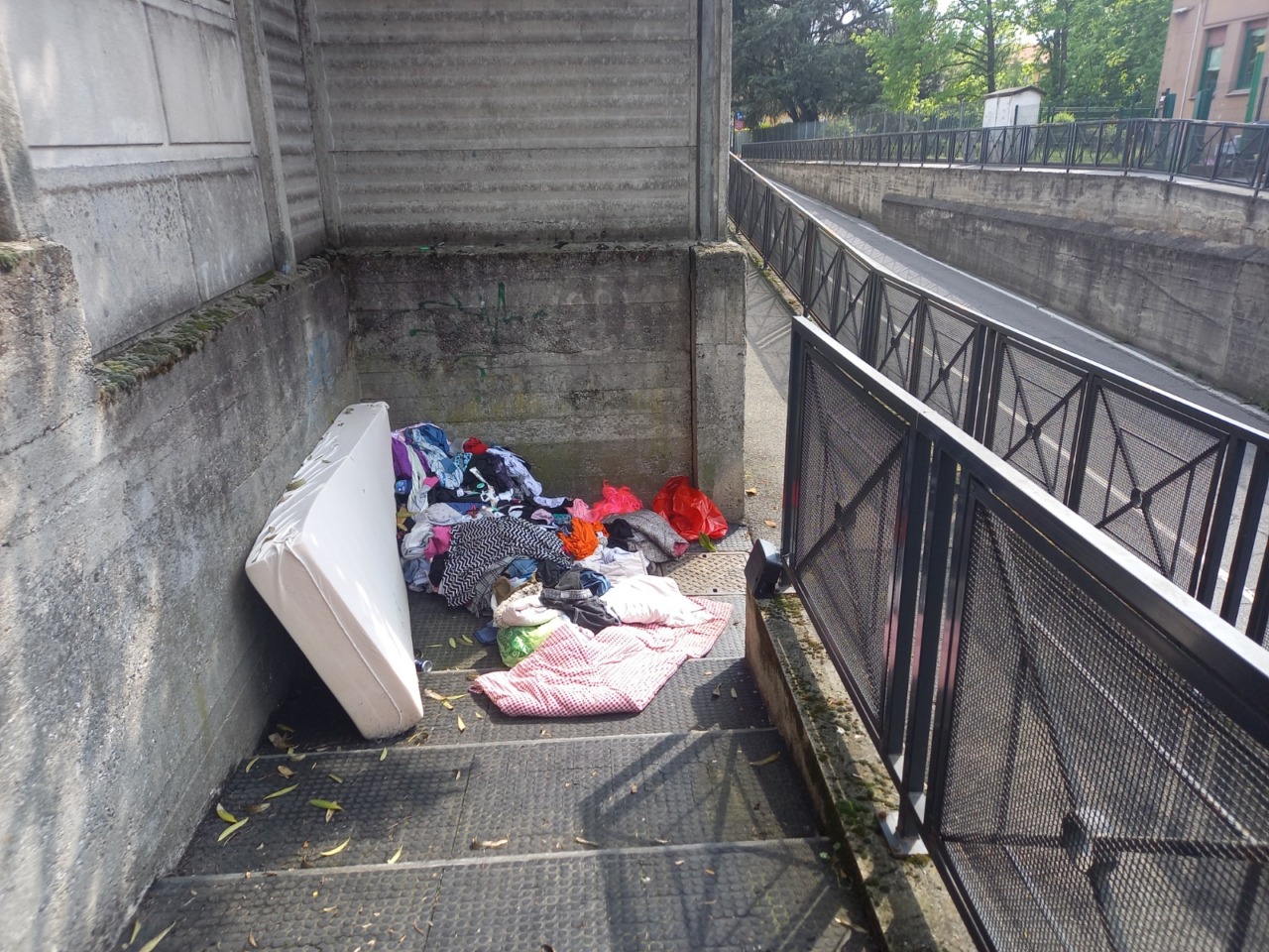 Accumuli di rifiuti all’entrata del sottopasso pedonale