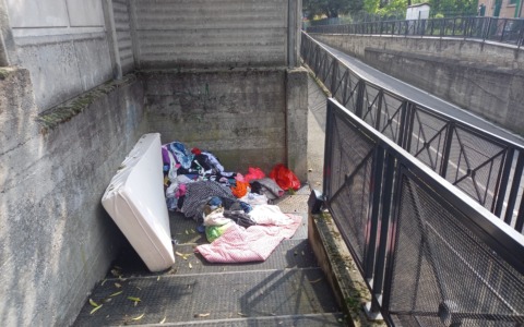 Accumuli di rifiuti all’entrata del sottopasso pedonale