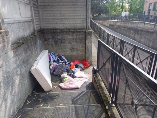 Accumuli di rifiuti all’entrata del sottopasso pedonale