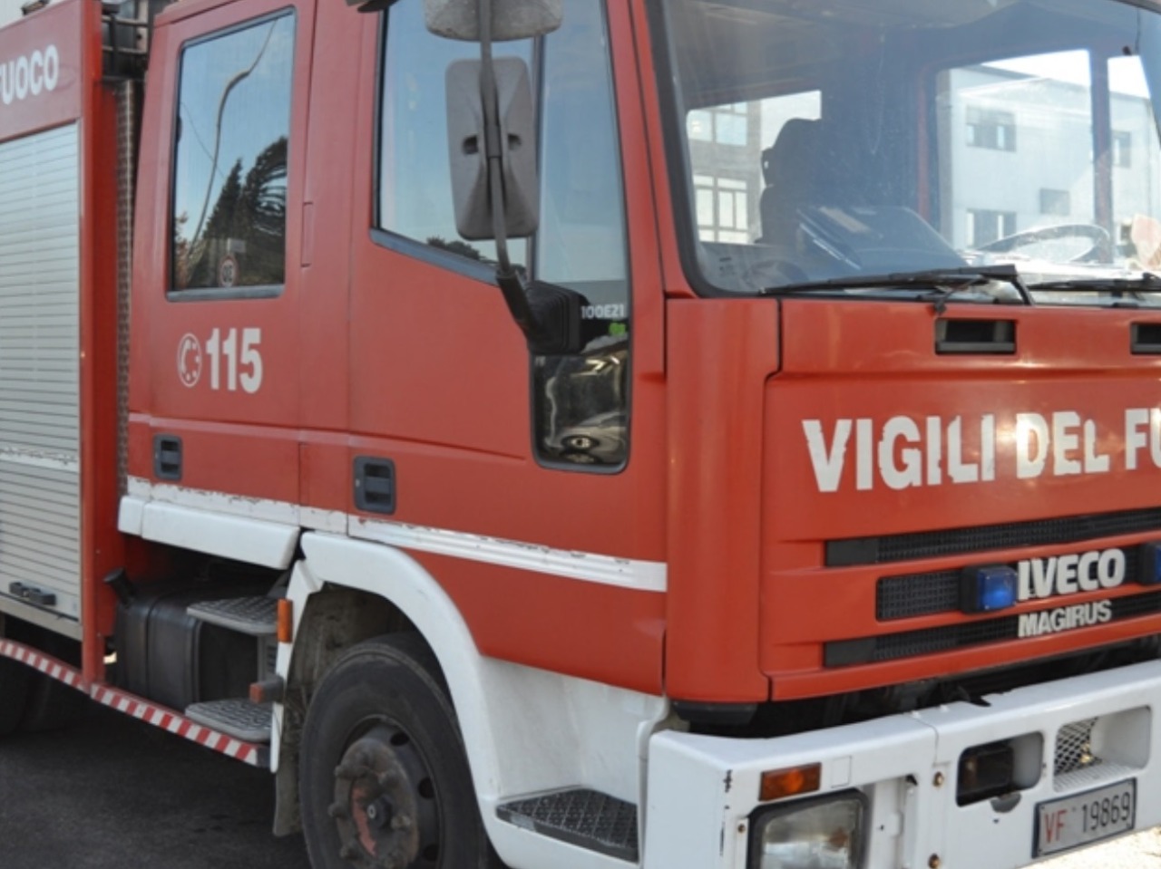 Anziano muore dissanguato dopo un incidente con la motosega in giardino