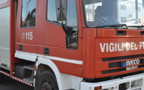 Anziano muore dissanguato dopo un incidente con la motosega in giardino