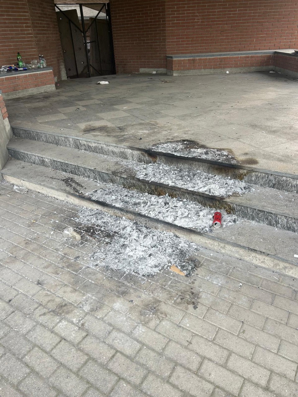 Atti vandalici al cimitero di Cologno Monzese: Madonnine distrutte e incendi