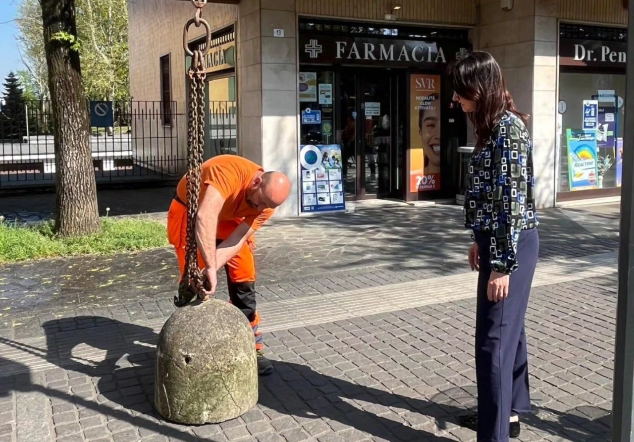 Cernusco sul Naviglio: panettoni in cemento per proteggere le farmacie dai furti