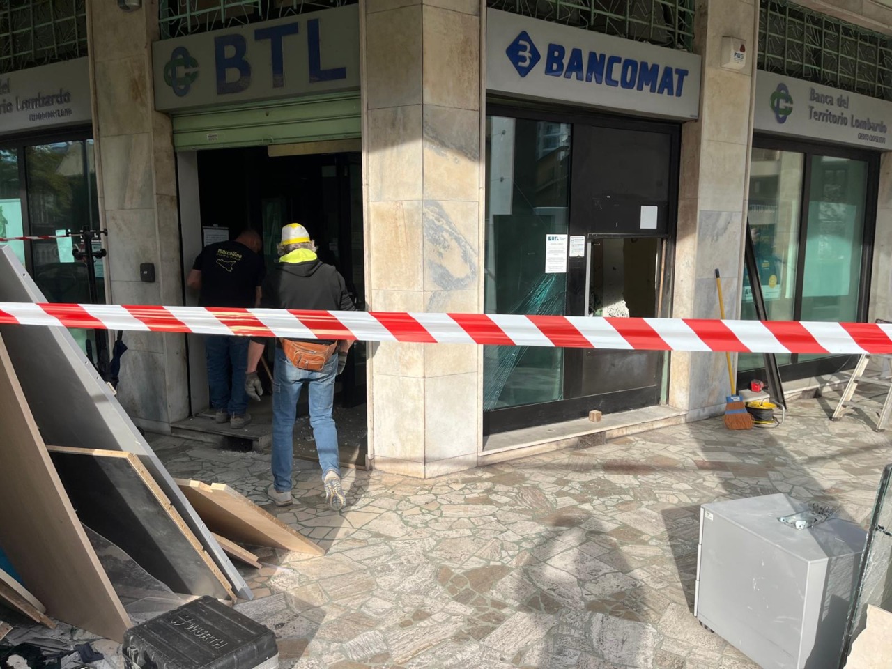 Cologno Monzese: ladri fanno esplodere il bancomat e fuggono con i soldi