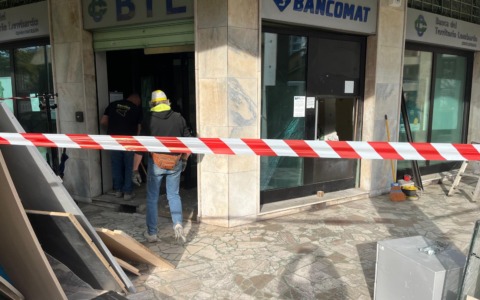 Cologno Monzese: ladri fanno esplodere il bancomat e fuggono con i soldi