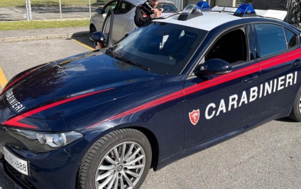 Colpo in un bar: il rapinatore si finge cliente e minaccia con un coltello