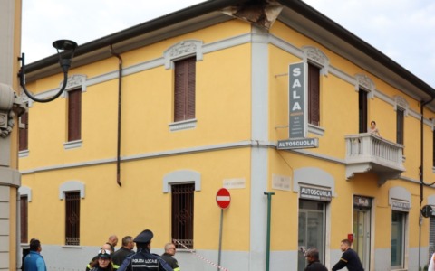 Crollo di un cornicione spaventa i passanti in centro a Melzo