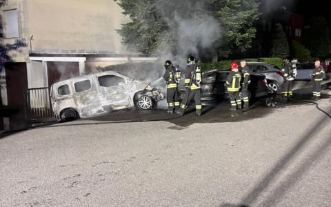 Fiamme avvolgono due auto a Pessano con Bornago