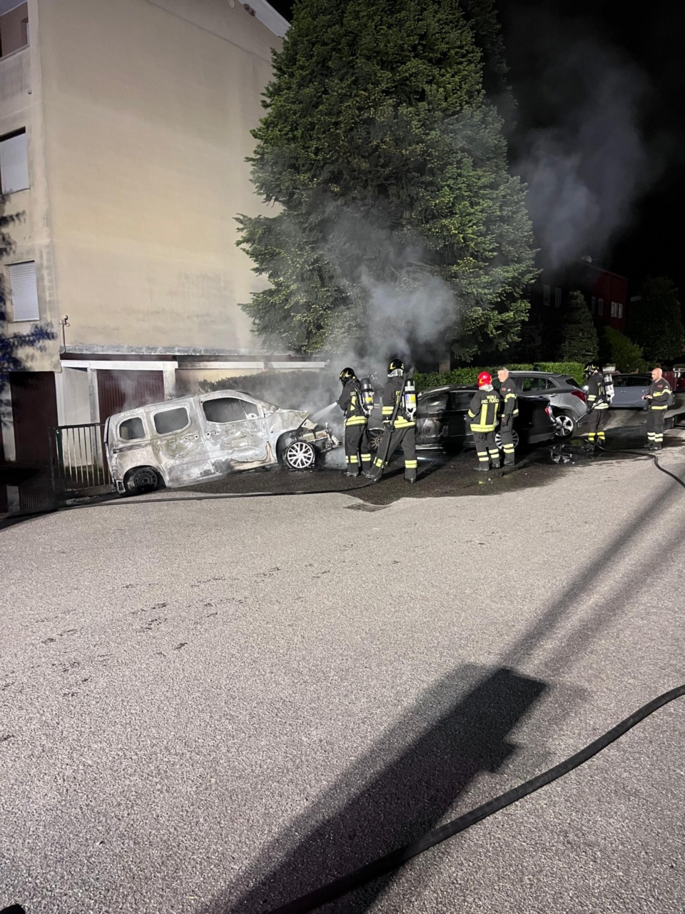 Fiamme avvolgono due auto a Pessano con Bornago