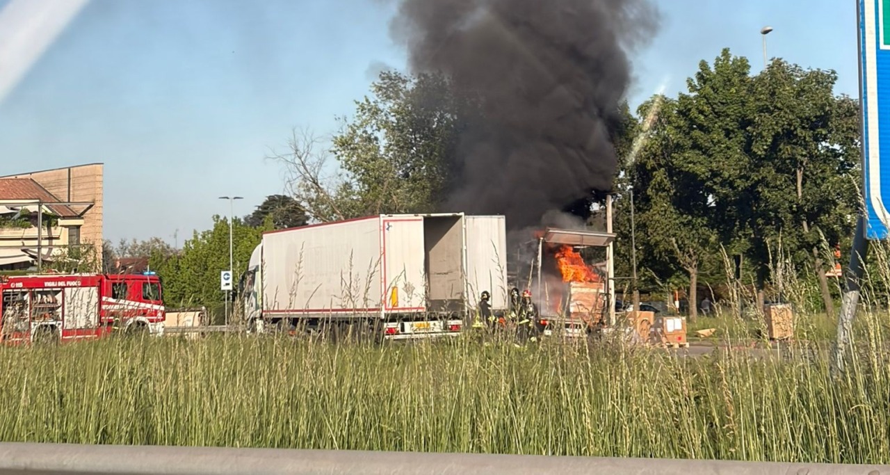 Fiamme avvolgono il rimorchio di un camion a Cambiago