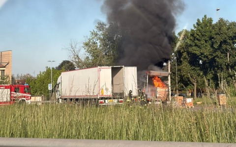 Fiamme avvolgono il rimorchio di un camion a Cambiago