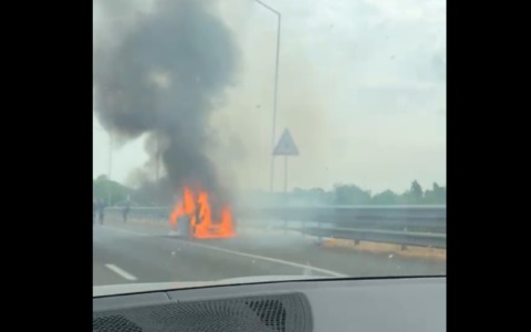 Fiamme avvolgono un’auto sulla Tangenziale Est, intervento dei Vigili del Fuoco