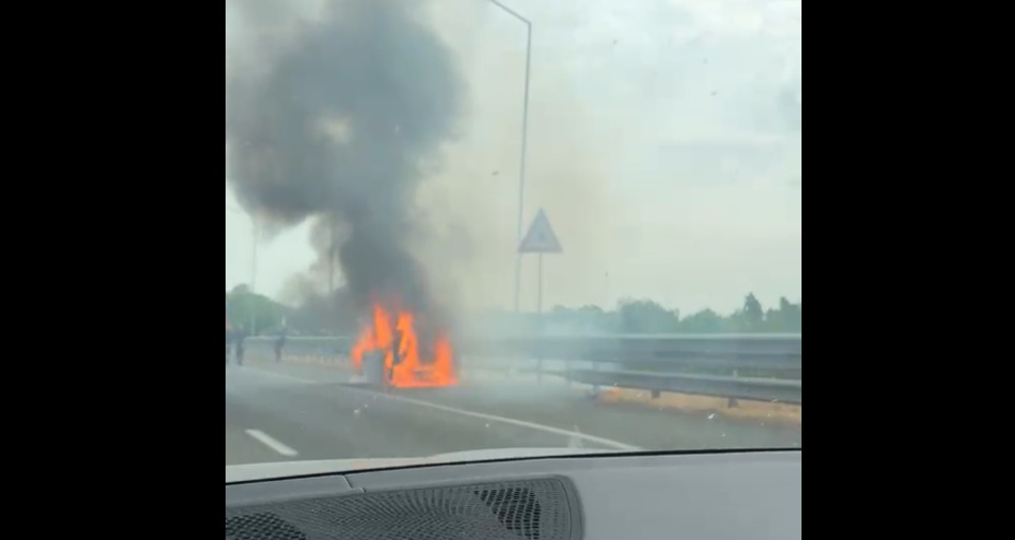 Fiamme avvolgono un’auto sulla Tangenziale Est, intervento dei Vigili del Fuoco