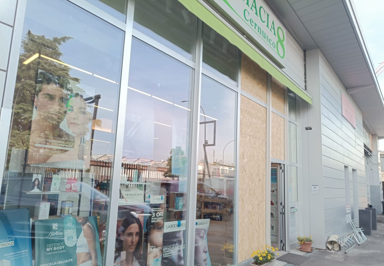 Furto a Cernusco: ladro sfonda la vetrina con un’auto e ruba in farmacia