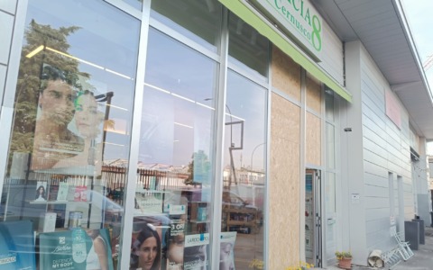 Furto a Cernusco: ladro sfonda la vetrina con un’auto e ruba in farmacia