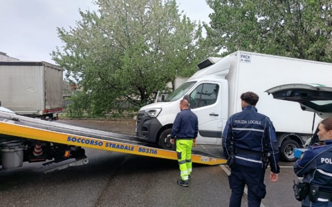Furto di camion frigorifero: due uomini denunciati dalla Polizia Locale