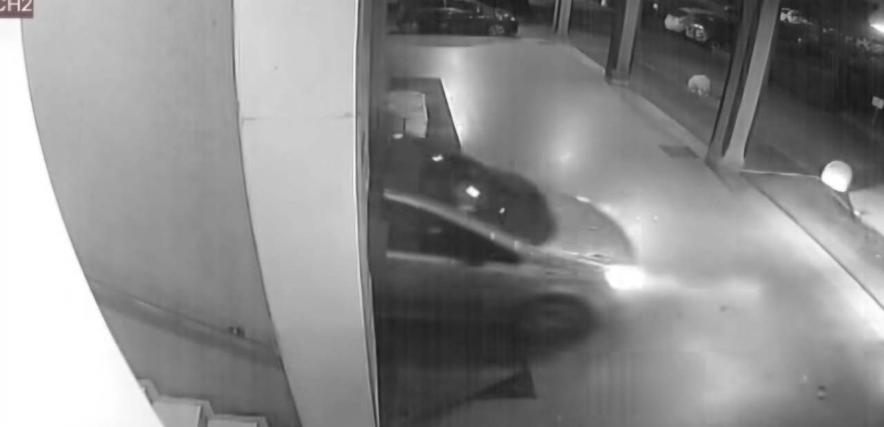 Furto in farmacia a Redecesio: ladro usa l’auto per sfondare la vetrina