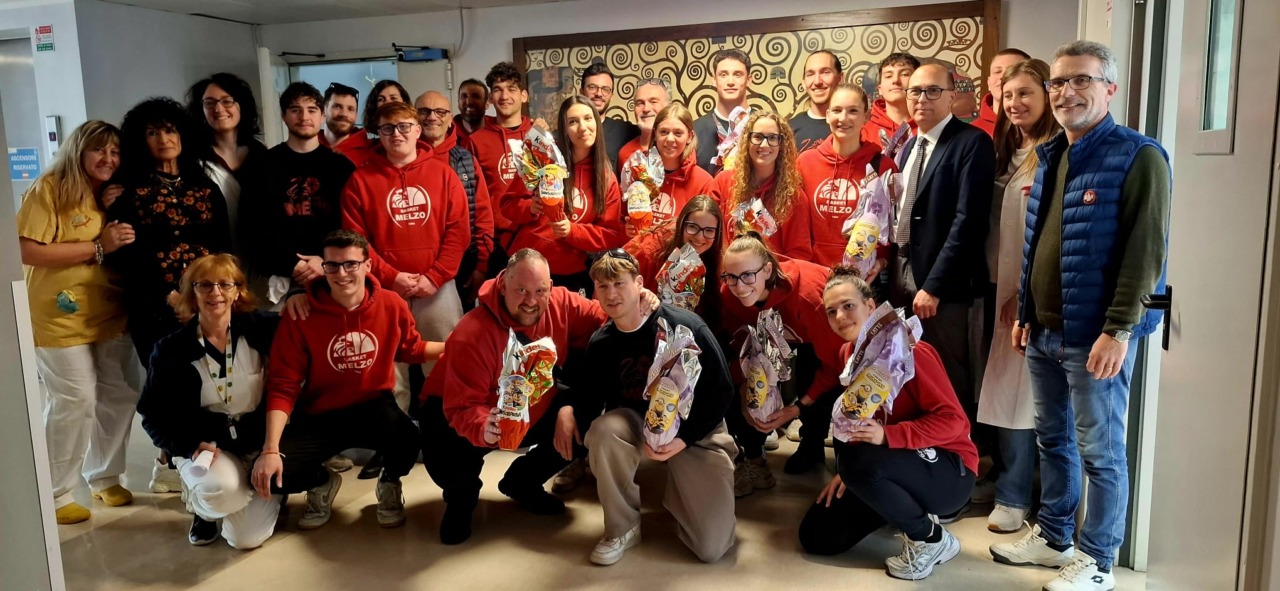 Il Basket Melzo porta uova di Pasqua ai pazienti del Santa Maria delle Stelle