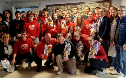 Il Basket Melzo porta uova di Pasqua ai pazienti del Santa Maria delle Stelle
