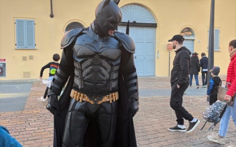 Il sogno di Batman: portare gioia ai bambini in ospedale, ma la burocrazia frena il progetto