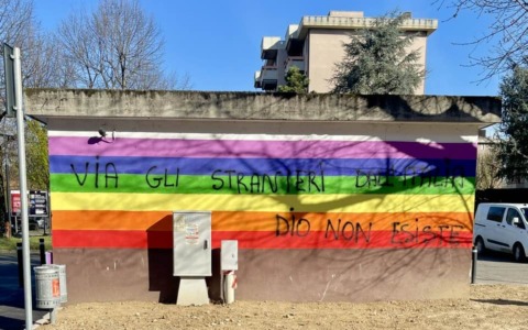 Murale della pace a Bussero: ripulito e imbrattato di nuovo