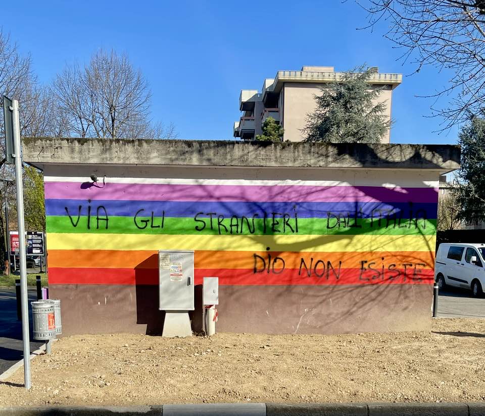 Murale della pace a Bussero: ripulito e imbrattato di nuovo